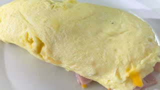 HOW TO MAKE THE PERFECT HAM AND CHEESE OMELETTE/NICE AND FLUFFY WITH NO BROWN COLOR/MY PET PEEVE