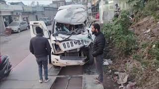 Accident tempo uthya rajouri jawa nagar se...... deliver to jammu #viralvideo #driver