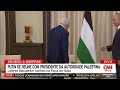 putin se reúne com presidente da autoridade palestina mahmoud abbas bastidores cnn