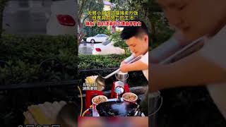 無臂小哥路邊擺攤賣炒飯，自食其力，努力生活，網民：我們還有什麽理由不努力