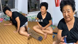 【田姥姥 Grandma Tian】姥姥只对猪蹄情有独钟,看给姥姥乐的#搞笑 #姥姥的嘴到底有多碎