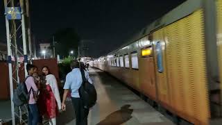 #82902/Ahmedabad-Mumbai Central IRCTC Tejas Express at Bharuch Junction arriving 30 minutes late