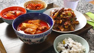 Spicy pork stew (Dwaejigogi-jjigae: 돼지고기찌개)