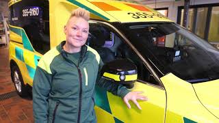 Barnens Blåljuskanal besöker en Ambulans i Halmstad