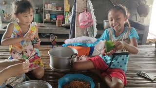 เฮ็ดขนมหมกไปให้พ่อใหญ่กิน ເຮັດຂະຫນົມຫມົກໄປໃຫ້ພໍ່ໃຫຍ່ກີນ