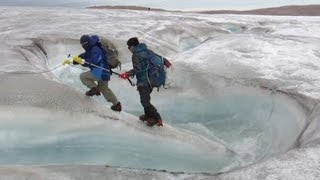 微生物の汚れで加速　解けるグリーンランドの氷河