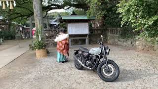 Shinto blessing of motorbike at Kagami shrine in Karatsu Saga Japan. 神主さんがバイクを祝福してくれる Honda GB350S