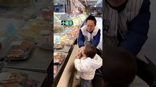 I took Xiong Haizi to the supermarket and ate# Cute baby#Cute# goofy Xiao Mi Bao# smart baby# cute