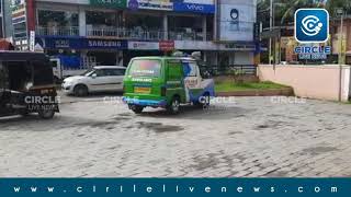 മണത്തലയിലെ ചാവക്കാട് ബ്ലോക്ക് ഓഫീസിന് മുന്നിൽ സ്കൂട്ടറിനു പുറകിൽ കാറിടിച്ച് ഒരാൾക്ക് പരിക്കേറ്റു