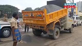 Chennai Techie Dies After Her Bike Hits The Pothole | Lost Control \u0026 Ran Over By Lorry, Chennai