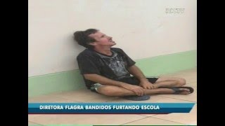 Diretora flagra bandidos furtando escola