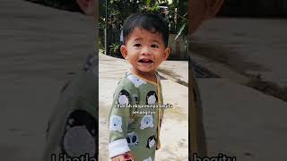 Toddler walks outside for the first time #Funny toddlers #Toddlerswalk  #balitalucu #balitagemes