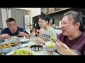 剩的鹅肉炖酸菜，拌着米饭嘎嘎香，爷爷奶奶看孙子，咋看也看不够