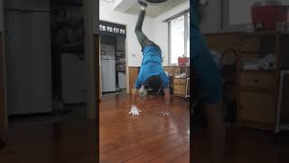 Bboy 小邱 單手手轉1圈