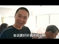 拜访大山深处淳朴人家，蹭饭者反客为主，为善良二老炒一桌菜