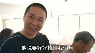 拜访大山深处淳朴人家，蹭饭者反客为主，为善良二老炒一桌菜