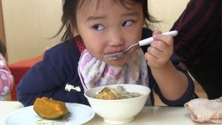 保育所の給食を食べる玲美