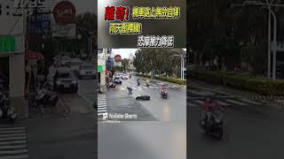 離奇! 機車路上無故自摔 雨天壓標線! 恐摩擦力降低｜TVBS新聞