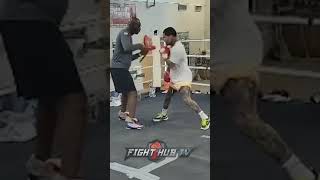 GERVONTA DAVIS SHOWS OFF FLOYD MAYWEATHER LIKE SPEED AS HE BLASTS THE PADS DURING TRAINING