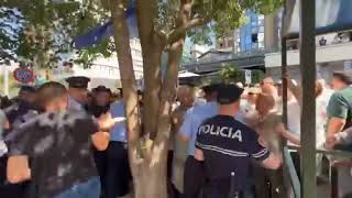 Ekskluzive/ Qytetarja kalon kordonin për të takuar Sali Berishën, policia e përplas në tokë!