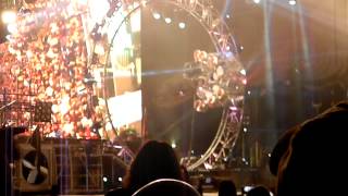 Mötley Crüe - Tommy Lee brings fan onstage to ride his drum rollercoaster