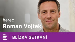 Roman Vojtek je Otcem v šestinedělí. Sám hraje dvacet rolí. „Až zpětně mi došlo, na co jsem kývl“