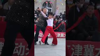 沫飞、阿连海河边精彩表演#爱跳舞爱生活舞出好心情 #舞台无处不在dance #funny #抖音 #duet #kungfu #happy #love #rek #douyin #beautiful