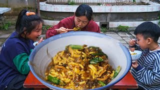 小勇做地道农家面食擦格斗，酸菜肉丝一炒酸香十足，开胃又好吃【农家的小勇】