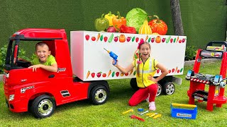 صوفيا وماكس علبته وتجميع شاحنة حمراء كبيرة! Kids unboxing and assembling Big red Truck!