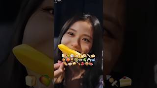 JISOO ASMR EATING 🌭🍰 #jisoo #jennie #lisa #rosé #blackpink #shorts