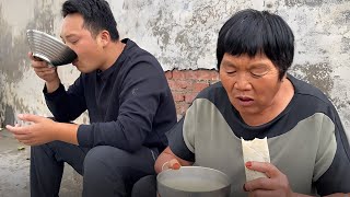 河南农村经典晚饭，烙馍卷菜配稀饭，街坊邻居扎堆吃，简单又美味