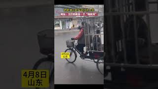 奶奶骑三轮车送孙子上学 网友主打的就是一个“纯狱风” #搞笑