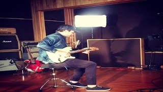 Tom DeLonge Playing M+M's 2016 - blink 182 (Tom DeLonge Stratocaster)