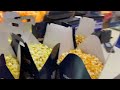 comprando todas las palomitas del cine para que nadie más coma