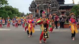 Tari Massal Greget Mpok LBNKD di TMII