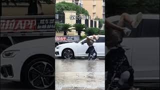 下雨了，怎么让你的小白鞋不湿？我反正做不到 #搞笑 #funny