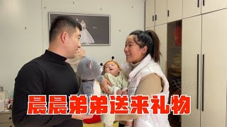 收到娘家弟弟给儿子送来的礼物，自从孩子出生后身边当姑姑小姨都加倍宠爱，从小让赞赞在一个充满爱的家庭中长大#亲情