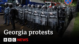 'Kremlin-like' law passed in Georgia as protests continue | BBC News