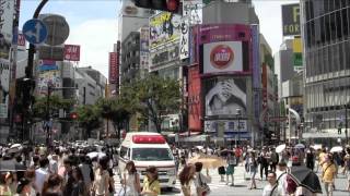 渋谷駅前スクランブル交差点を、人混みをかき分け走行する救急車