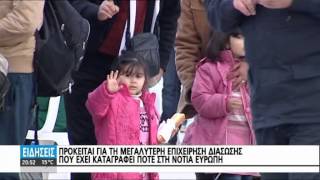 ΤΑ ΣΥΓΚΛΟΝΙΣΤΙΚΑ ΠΡΩΤΑ ΛΕΠΤΑ ΤΗΣ ΕΦΟΔΟΥ ΣΤΟ ΠΛΟΙΟ 591 ΨΥΧΕΣ ΑΝΑΜΕΣΑ ΤΟΥΣ ΚΑΙ 80 ΠΑΙΔΙΑ