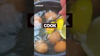 Here's how to peel hard boiled #eggs in less than 10 seconds 🤩 #shorts #cookistwow