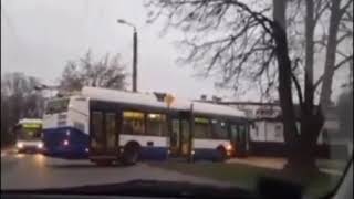 Autobusa šoferis veic nesaprotamus manevrus.