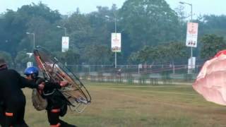 Army stunt via para motor glider