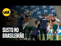 JOGADOR DO CORITIBA PASSA MAL, DESABA EM CAMPO E SAI DE AMBULÂNCIA