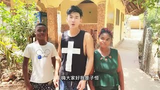 中国小伙和海龟戏水，竟被两个白人妹子告白，这魅力挡不住啊