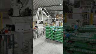 肥料专车间专用的码垛机器人。Palletizing robot at fertilizer factory.