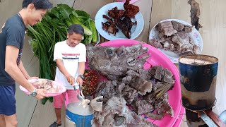 หัวหมูต้มถังสี.....สิกินได้บ่น้อ 555 มาๆครับแซ่บคือเก่า กับทีมงานขี่กะตืก..