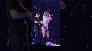 Taylor Swift’s Earpiece Malfunctions Mid-Show—Watch How She Handles It! #taylorswift