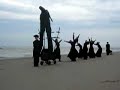 duende silhouetten einde oerol 2007 terschelling. grietine molenbuur.