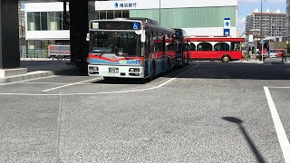 金沢八景駅バス停から、京浜急行バス 鎌24 りんどう号 鎌倉駅 行が、金沢八景のバス停へと発車！京浜急行バス回送7837のバスが停車中！